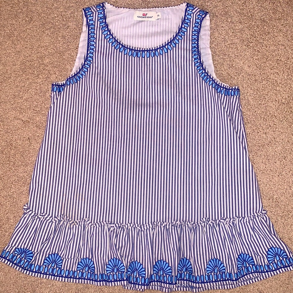 Girls vineyard vines dress.